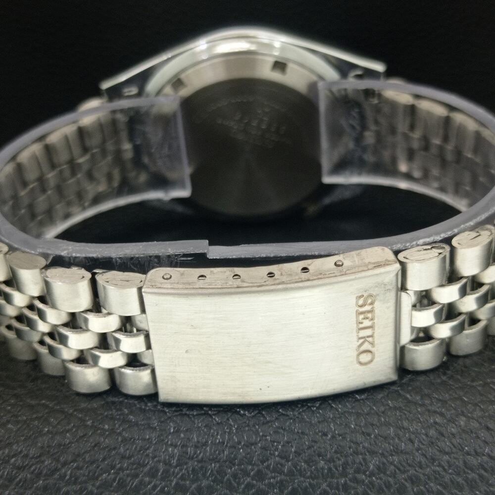 Vintage 1979 Seiko Automatic Mens Silver Watch W/daydate & Black accents - Picture 2 of 9